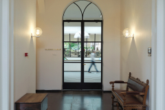 Staalbureau-Stalen openslaande deuren en getoogd bovenlicht